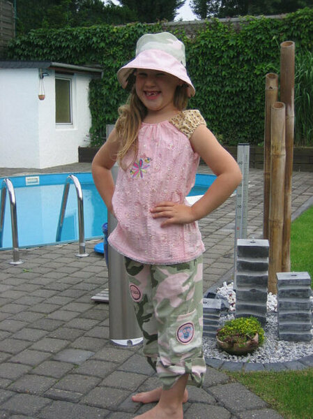 Camouflage-Hose mit Hut
