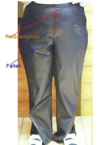 Hose wirft falten am oberschenkel