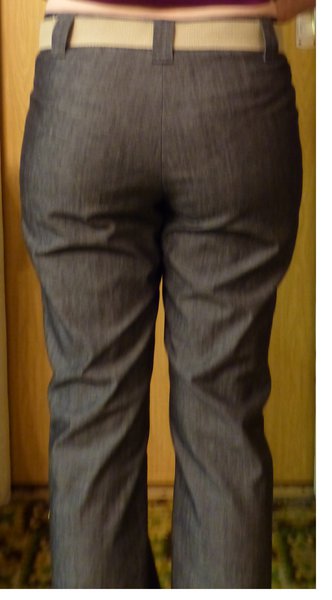 Hose wirft falten am oberschenkel