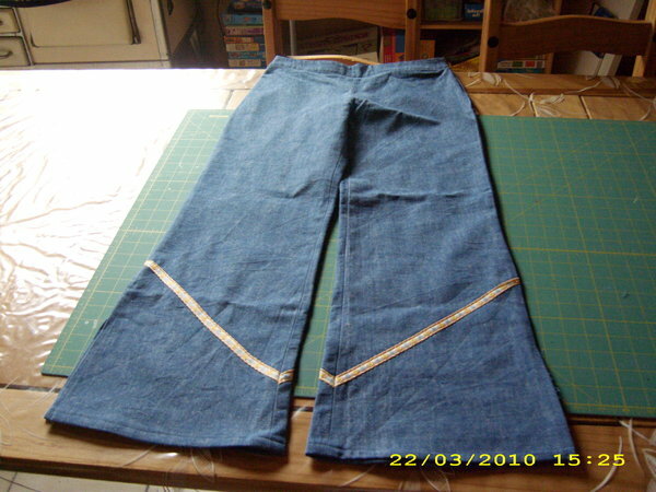 Jeans 
Breite Gr. 152 / Länge 146
Im hinteren Bund habe ich ein Lochgummi eingearbeitet, der Reißverschluss ist an der linken Seite.