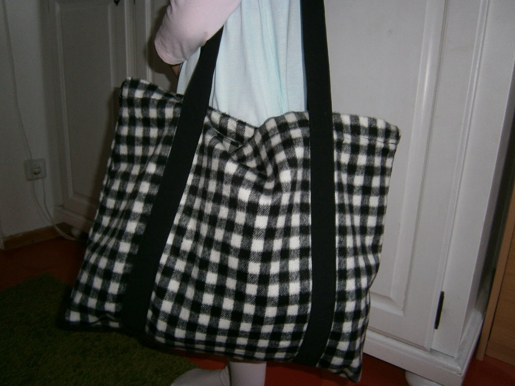 einfache Umhängetasche
hier getragen von meiner Lütten (7 J), die Tasche ist nicht überdimensional groß...normal halt