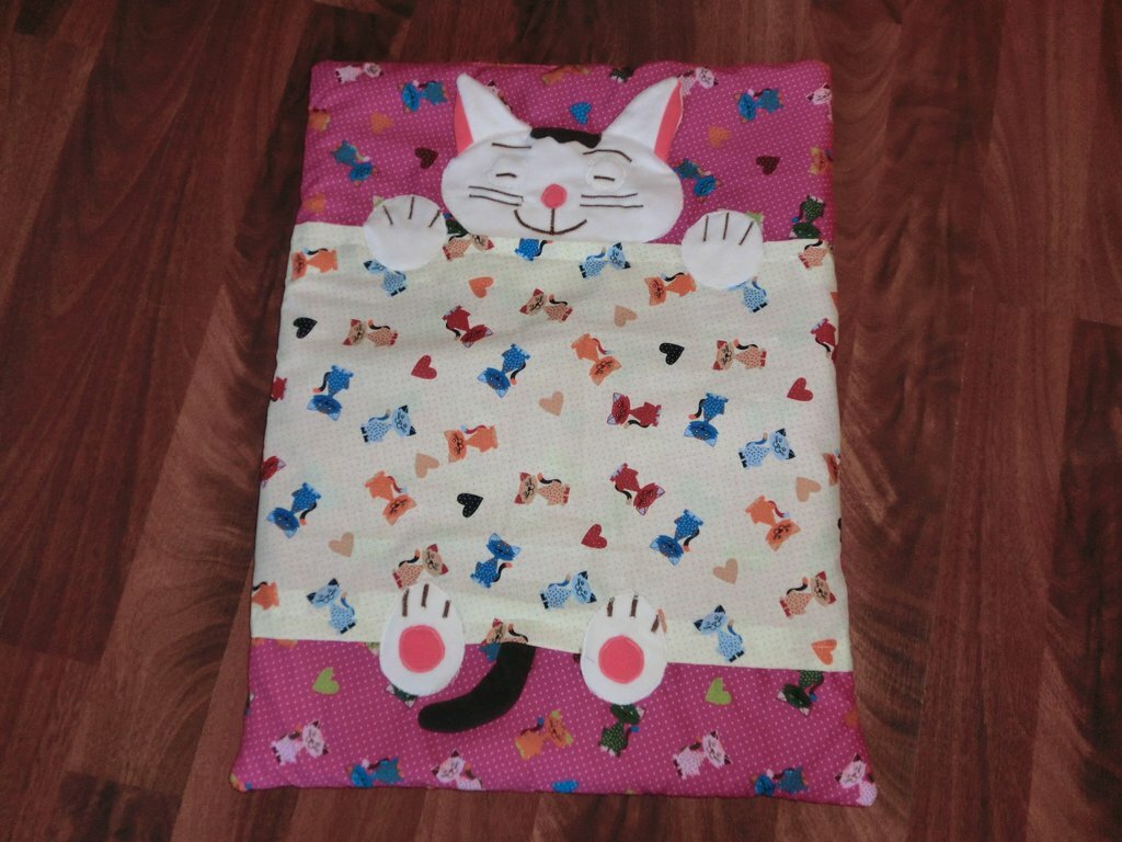 Das ist eine Decke für meine beiden Katzen. Die Katze darauf habe ich aus einer alten Fleecejacke gemacht