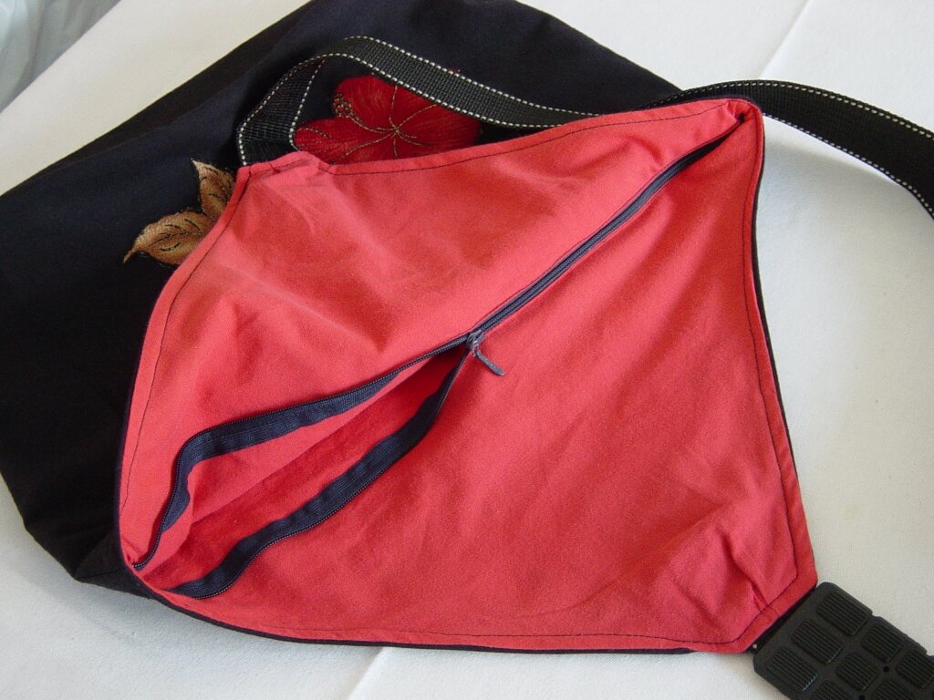 Tasche schwarz / rot     Innen mit RV