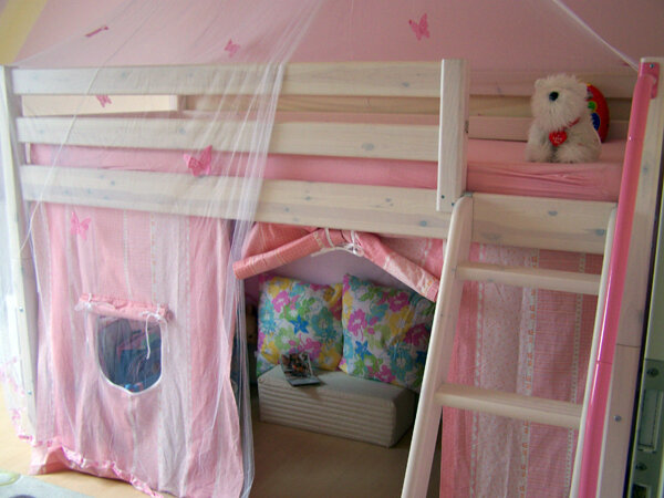 Vorhang für ihr neues Hochbett. April 2007