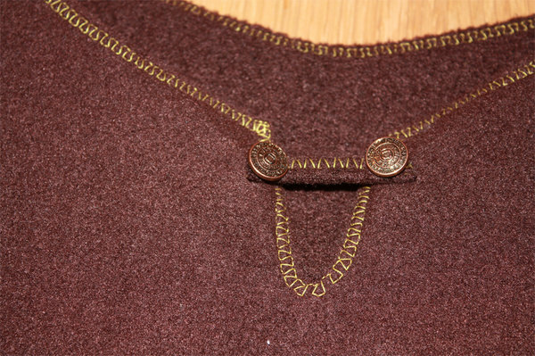 2 - ein dunkelbraunes Fleece-T-shirt, welches sich Göga gewünscht hat :)