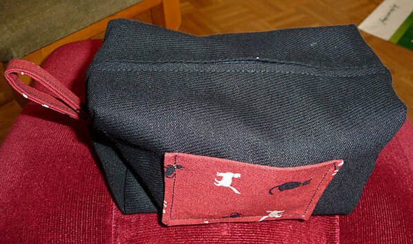 Kosmetiktasche nach einer Anleitung von Sulky:
http://www.sulky-international.de/scripts/clsAIWeb.php?seite_id=147