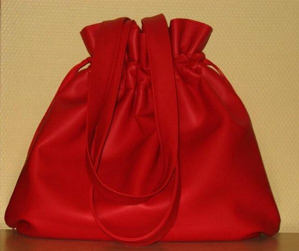 Tasche aus rotem Kunstleder mit Tunnelzug, gefüttert und mit Innentasche