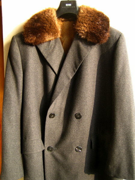 Mantel aus Loro-Piana-Cashmere Flanell mit Pelzfutter, Zweireiher, Perlmutterknöpfe, Gehschlitz, aktuelle Länge (rückw. Länge 100cm), klassischer Schnitt.