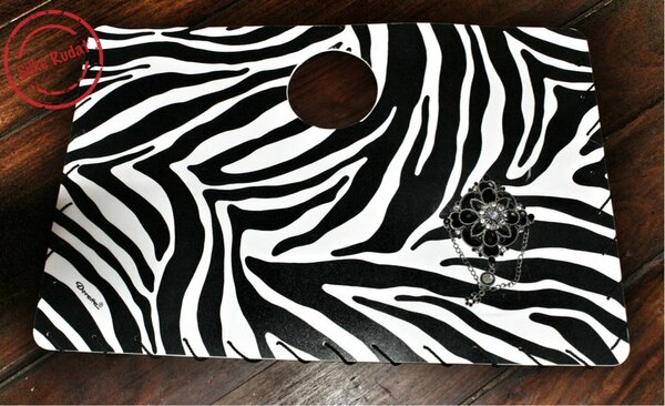 Tasche aus Zebra-Tischset und schwarzer Brosche