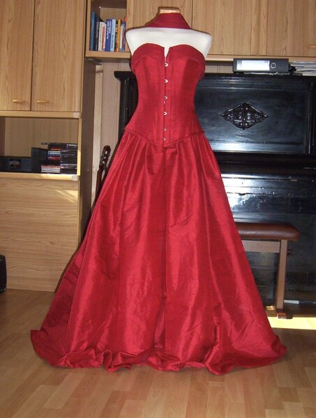 Ballkleid aus roter Wildseide