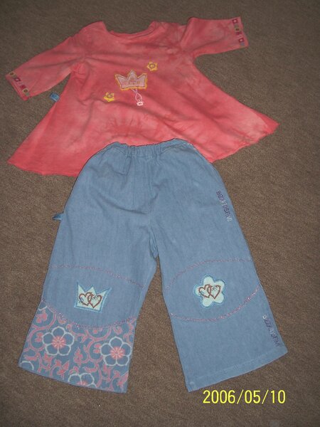 Hose und T-shirt aus Bizzkidsstoff von vorn