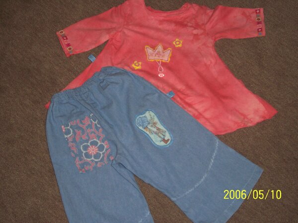 Hose und T-shirt aus Bizzkidsstoff von hinten ( april 2006 )