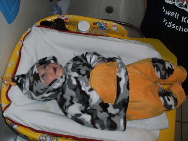 Kapuzenpulli und Kuschelhose aus Fleece.
Mein Erstlingswerk.