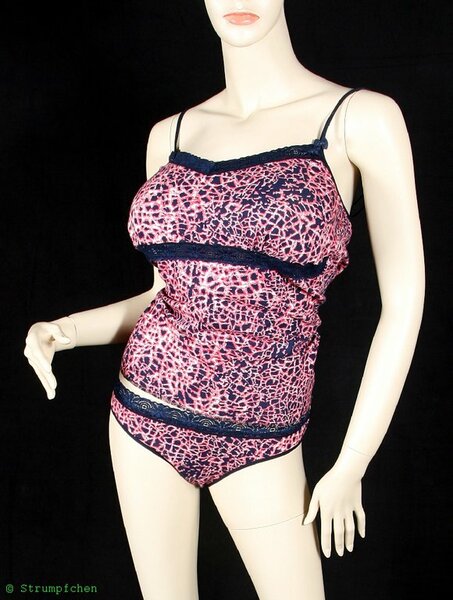 Hemd und Slip aus dem Heft "Süße Dessous" von Cecilia Hanselmann. Hemd "Linie D" mit Änderung am Ausschnitt. Slip mit niedriegerem Vorderteil zum Einsatz der Spitze.