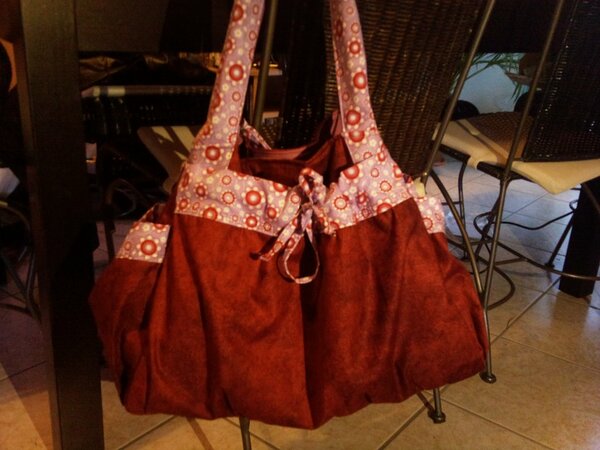 Tasche zum Geburtstag meiner Schwester - eigentlich ist sie nicht so gelbstichig - das hat die Handy-Cam verratzt...