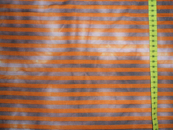 Stoff 2:
Viscosejersey Batik Streifen orange
vorgewaschen
40 x 62 => 0,25 m² + Anhang