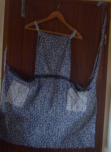 Schürze Fertig

Schnittmuster gibt es hier -> http://www.burdastyle.de/burda-style/wohnen/damenschuerze-jacquardborte-taillienbetont-utensilos-kueche_pid_353_5292.html