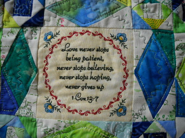 Gestickte Bibelverse aus Korinther 13 über die Liebe sind im Zentrum der "Storm at the sea" Blöcke