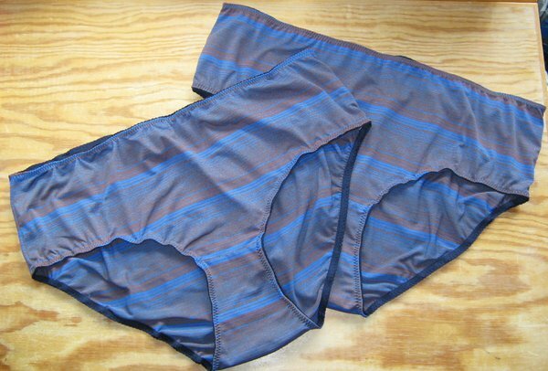 Slip Boston aus blau-braun-gestreiftem Jersey.