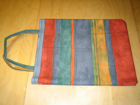 eine erste Tasche aus Resten...noch nicht perfekt, hat aber den Härtetest bestanden...hab aus dem Keller 5 Flaschen Saft heraufgeholt :-)