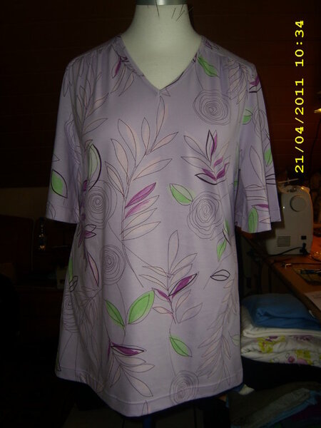 Schönes Shirt Gr. 42/44 aus der Diana Moden Nr.37 , Modell 28H.
Das Shirt ist für meine Mama zum Geburtstag, mal schauen ob es ihr gefällt ;-)