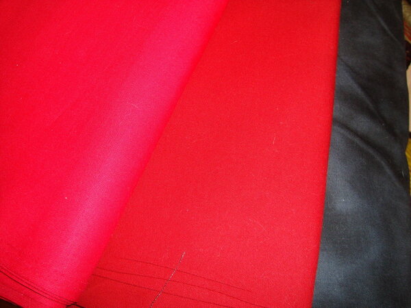 Nr. 43 links, Nr. 44 mitte, Nr. 45 rechts schwarz
3 x unis, 2 versch. rot und schwarz mel.
müßte ich auch runterschneiden