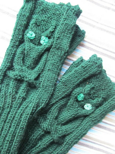 2013
Fingerlose Handschuhe: gestrikt nach einer Fotografie, die Augen sind gehäkelt.