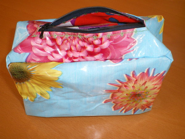 NESSESAIRE,HELLBLAU MIT BLUMEN ( APRIL 09 )