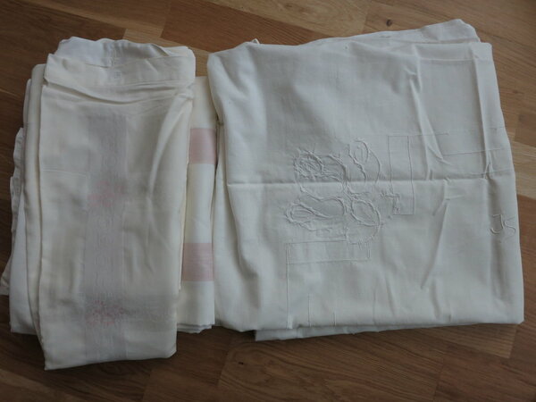 Links:
W6a: Bettbezug
W6b + W6c: 2 Kissenbezüge, alles mit eingewebten rosa Blumen

Rechts:
W7: Kissenbezug mit 2 Eckstickereien (leichter Trapunto) und einem Monogramm