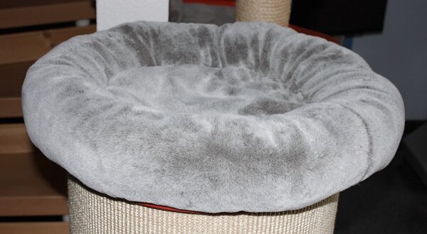 Katzenbettchen aus Fellimitat: Es befindet sich auf einer Kratztonne. Da meine alte Nähmaschine bei dem dicken Stoff "schlapp gemacht" hat, musste ich die Hauptnäharbeit per Hand vornehmen.
