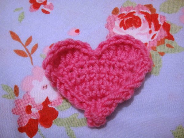 Dieses kleine Häkelherz habe ich mir selbst ausgedacht und die Anleitung hier im Forum gepostet. Damit wird dann ein T-Shirt meiner Kleinen versüßt. Das Herz ist etwa 4cm x 4cm groß.