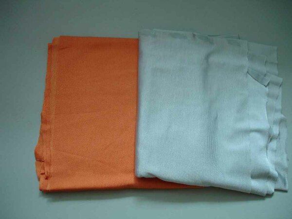 Stoff 9, 26

9: Jersey, 0,6m x 1,5m, silbergrau, sehr dünn und leicht, fällt super (reserviert - A)
26: etwas gröber gestrickter Jersey, orange, 40 x 140 cm, in einem Eck fehlt ein Stück von 30 x 25 cm