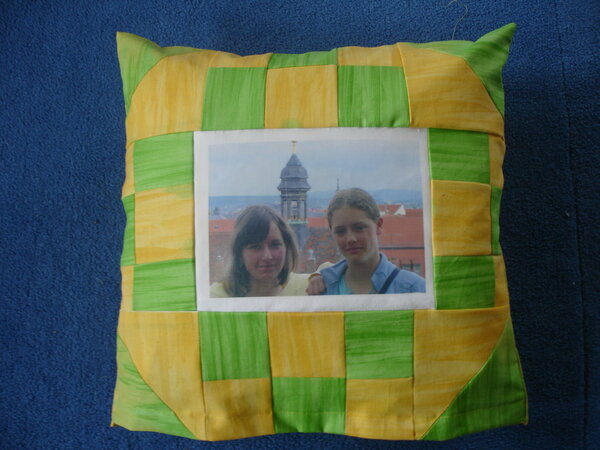Kissen als Erinnerungsgeschenk,  meine Tochter und Constance aus Frankreich
