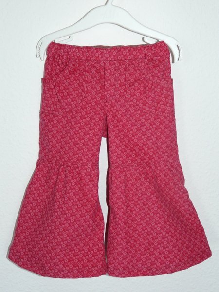 Hose "Tulip" aus der Ottobre 04/09 von vorn

Aus einem rosafarbenen Babycord. Ohne Reißverschluss, sondern mit Rundumgummizug, reicht in dieser Größe (Gr. 86, etwas verlängert) noch völlig aus ;-)