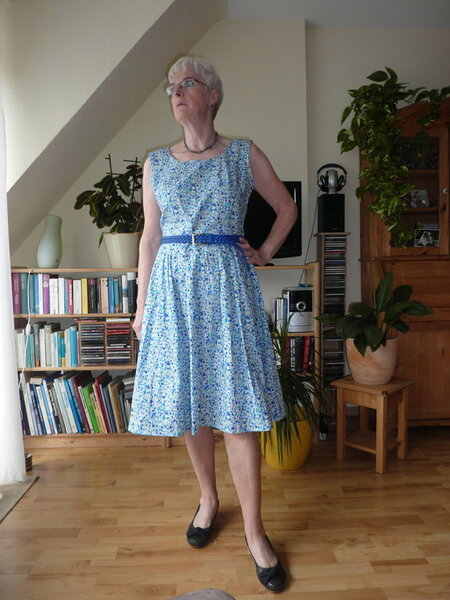 Sommerkleid aus Knip 5/2012 Modell 18 / Größe 42

Der Stoff ist geblümte Baumwolle, herrlichleicht und luftig.