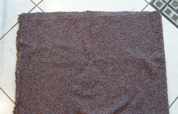 Eine Art Boucléstoff in grauviolett.

1,1m lang /1,4m breit

5,-€