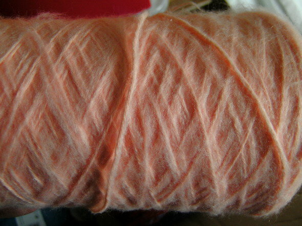 Italienische Wolle Rest auf der Kone
Nadelstärke 5-6
weich und flauschig Material ? vermute syntetisches
helllachsfarben

ca. 100 gr.