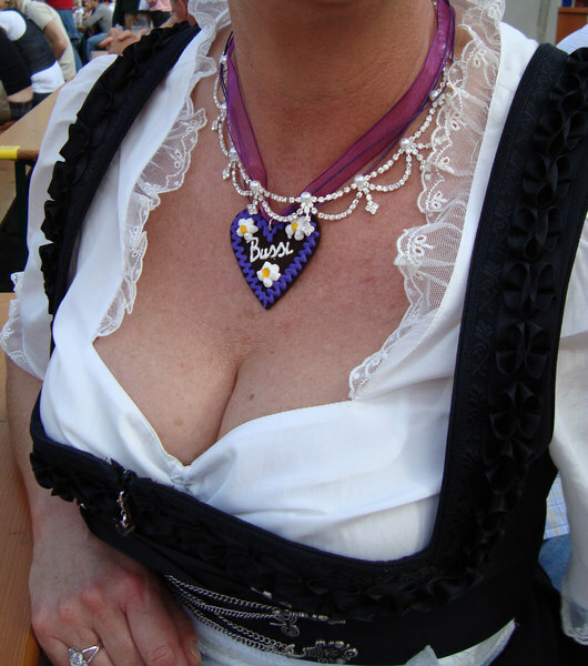 Meine eigene Kreation 1
Dirndlbluse mit Tüllspitze