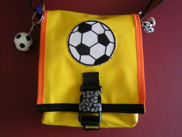 TASCHE FÜR FUSSBALL-FAN,AUF SCHNAPPVERSCHLUSS FIMO-MUSTER (OKTOBER 05 )