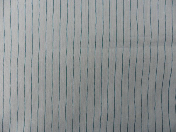 Stoff 22:
BW Blusen-/Hemdenstoff jeansblau mit Streifen
(Farbe auf dem Foto leider schlecht getroffen)
vorgewaschen
102 x 100 => 1,02 m²