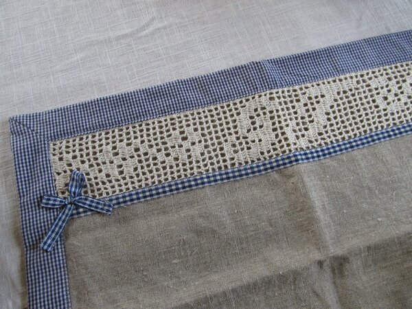 Platzdeckchen mit Filethäkelspitze 
und Monogramm (46 x 37 cm)