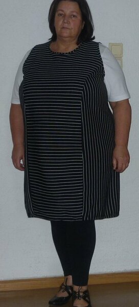 Tunika Kleid gestreift
schwarz-weiß gestreifter Wollstoff
Schnitt:
Zwischenmass 650109