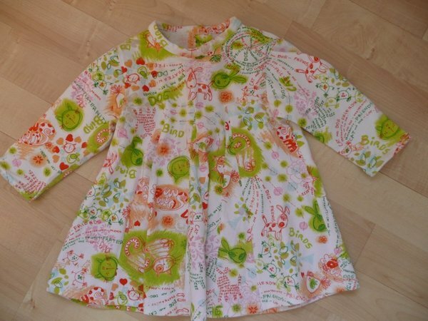 Kleidchen nach einem Burda-Schnitt. Vorgesehen war das Kleid hinten mit 6 Knöpfen, das habe ich nachträglich geändert und die Knopfleiste fast komplett zugenäht, nur 2 Knöpfe da gelassen weil das Anziehen sonst zu lange gedauert hat :)