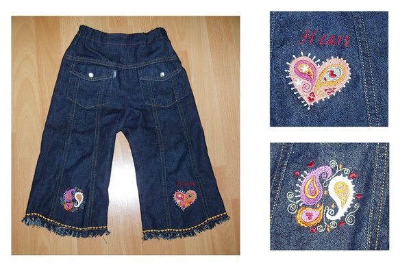Jeanshose mit den ersten Stickversuchen