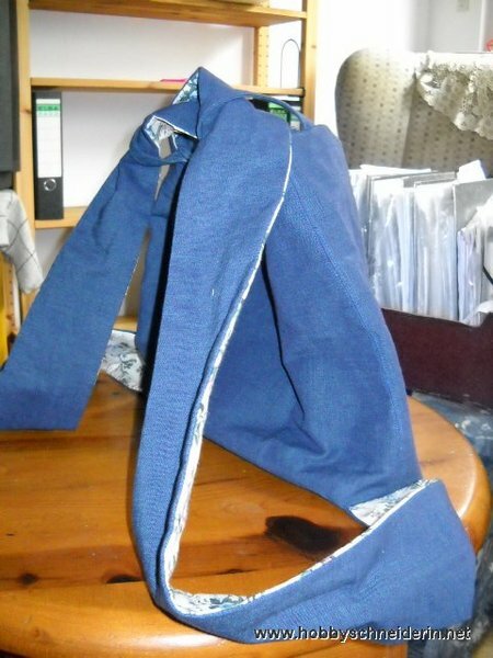 Rucksacktasche Nr 1, Träger zum Rucksack gezogen