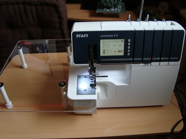 Pfaff Coverlock 4.0
hier mit Anschiebetisch