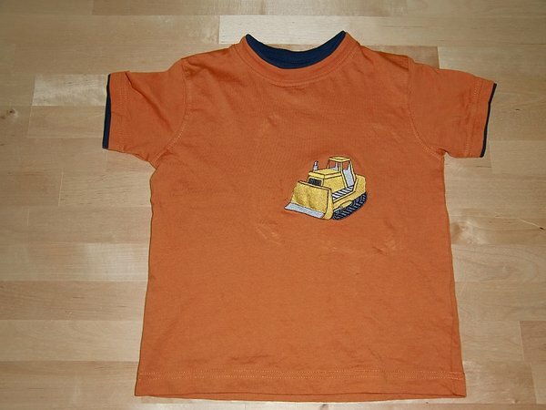 T Shirt Bagger
Unterlage: 2+ Abreissvlies, Garn Madeira und Marathon.