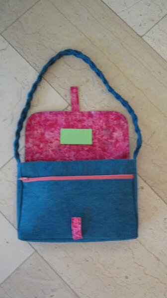 Tasche aufgeklappt mit 
eingesticktem Namen