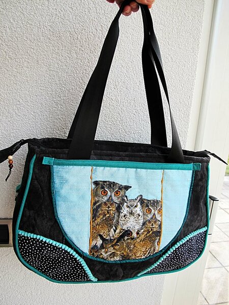 Eulentasche (schnabelina's Bag)
etwas abgeändert bei den Aussentaschen
schwarzer, leichter Jeansstoff
hellblaue Rohseide
Patchwork-Eulenstoff, appliziert