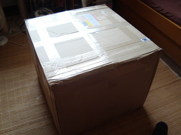 In diesem Riesenkarton ist also meine neue Stickmaschine!